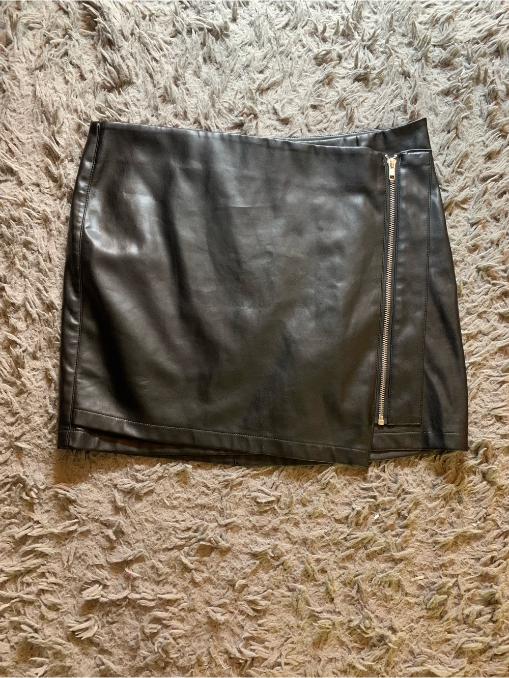 Lulu’s Tough Stuff Black Vegan Leather side zipper Mini Skirt sz L